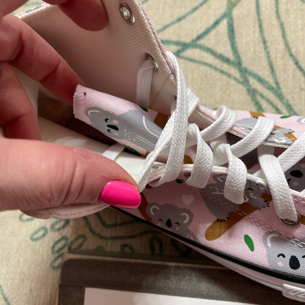 Converse size 8 shoes - Picture 3 of 6